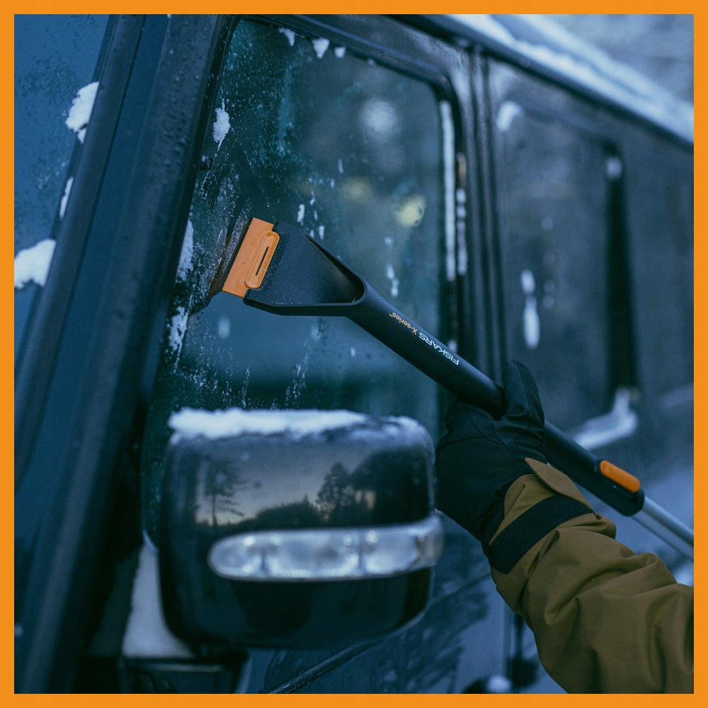 FISKARS X-SERIES teleskopinis sniego grandiklis-šepetys 96-121 cm