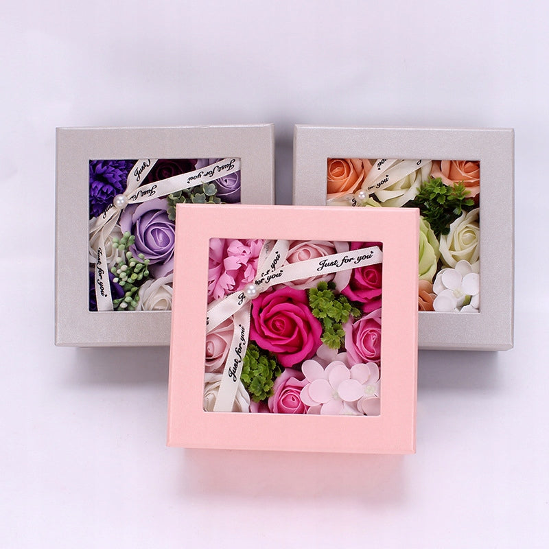 Gėlių dėžutė muilinės rožės elegantiška dovana