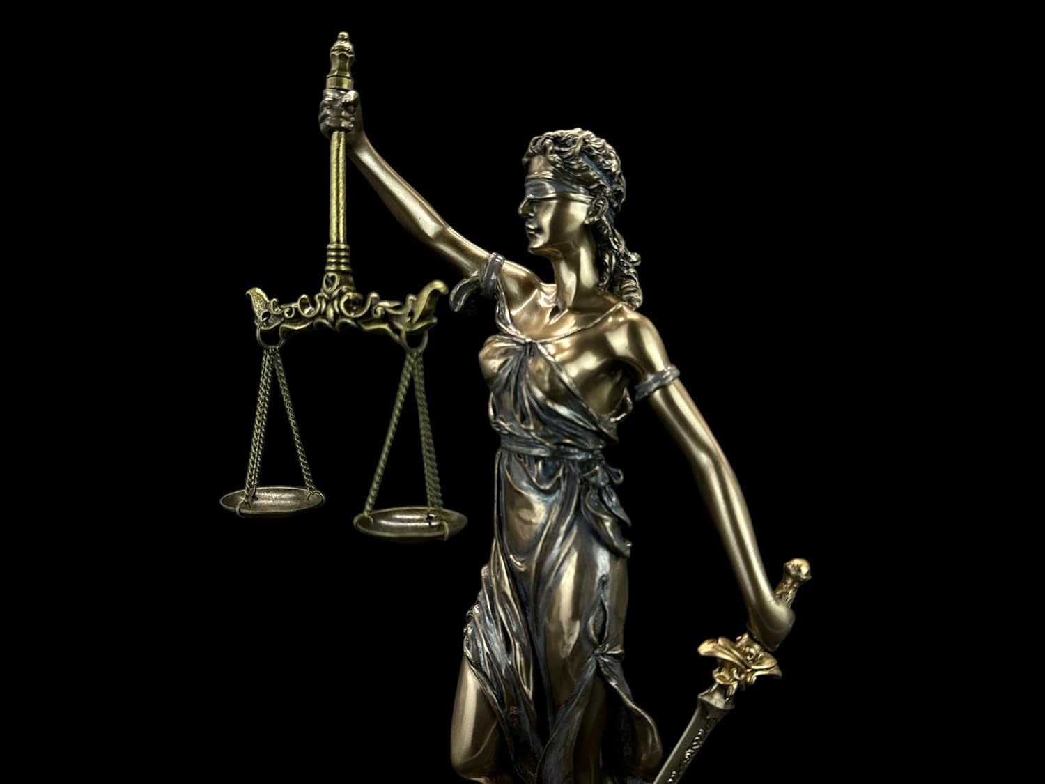 Temidė su svarstyklėmis ir kalaviju 31 cm bronzos skulptūrėlė Dovana Teisininkui TEM-01