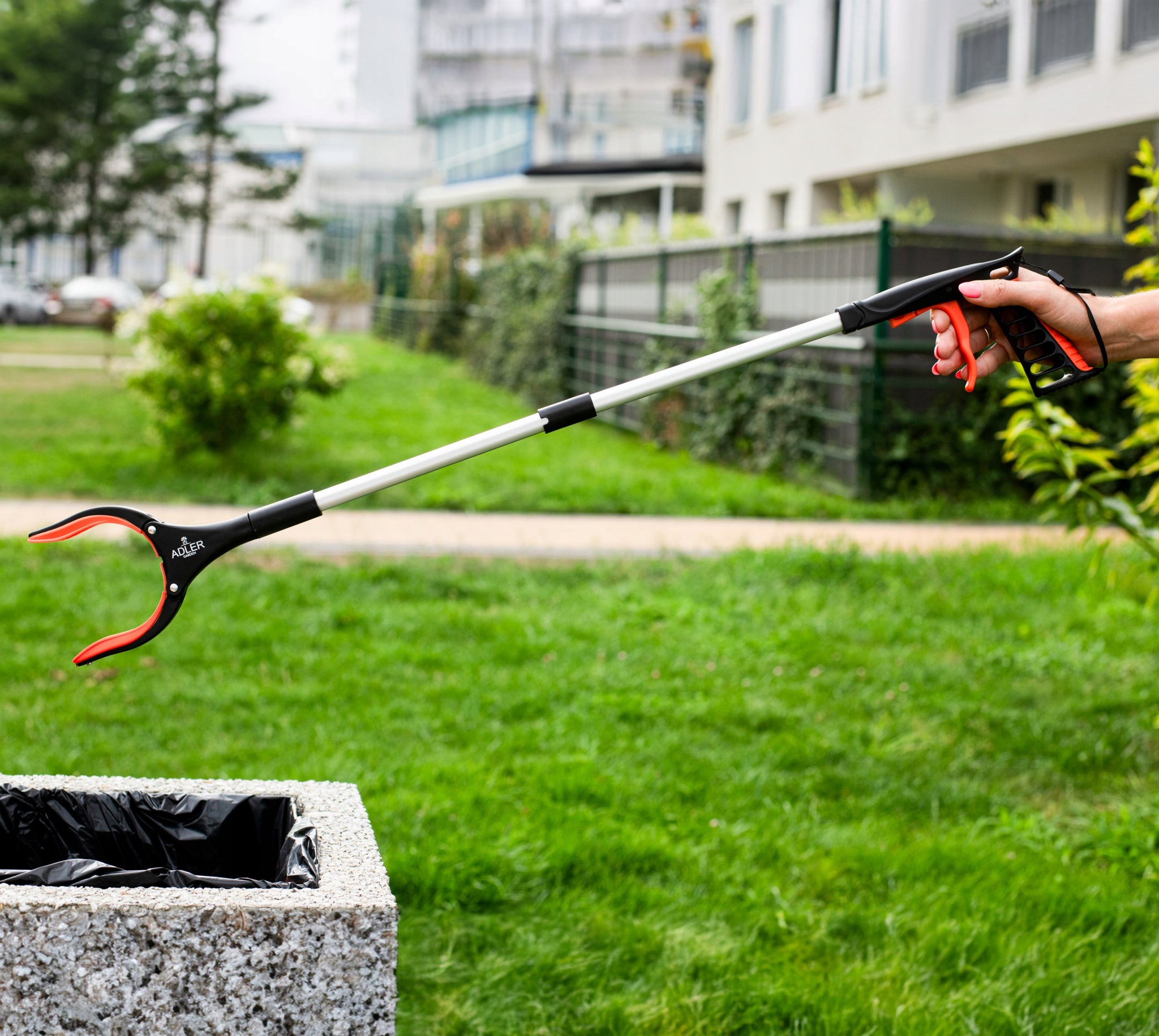 Ilga sulankstoma ranka surinkimui ir paemimui šiukšlių, lapų, žaislų