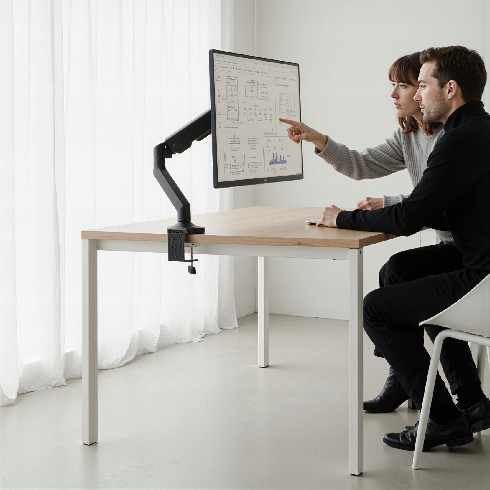 BOSTE STALO RANKOS LAIKIKLIS MONITORIUI STALINĖMS 17-40'' VESA USB PRIEVADAI DU TVIRTINIMAI