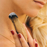 Namų ritualų rinkinys su Palo Santo ir balta šalavija, smilkalai, 7 čakrų apyrankė