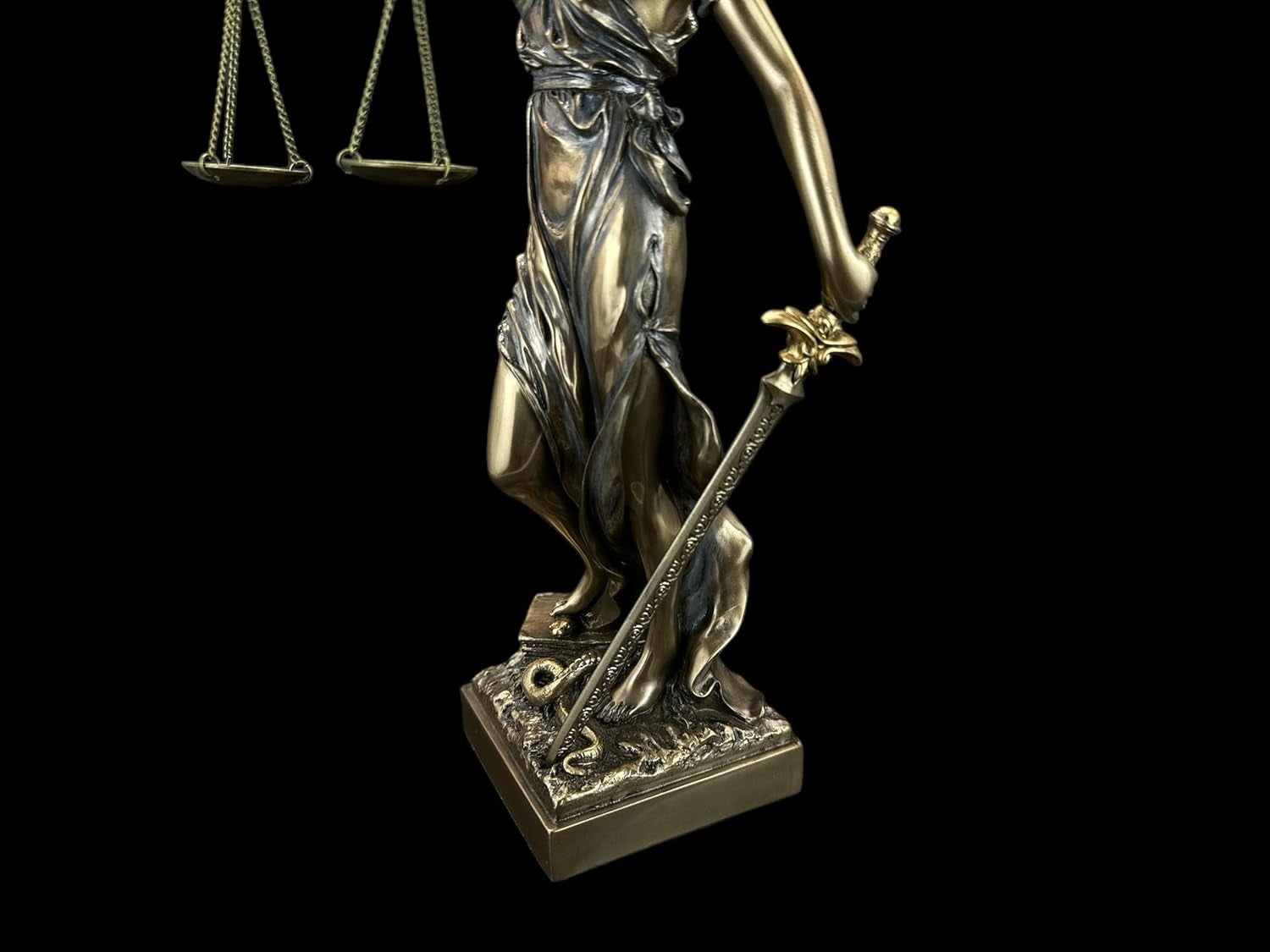 Temidė su svarstyklėmis ir kalaviju 31 cm bronzos skulptūrėlė Dovana Teisininkui TEM-01