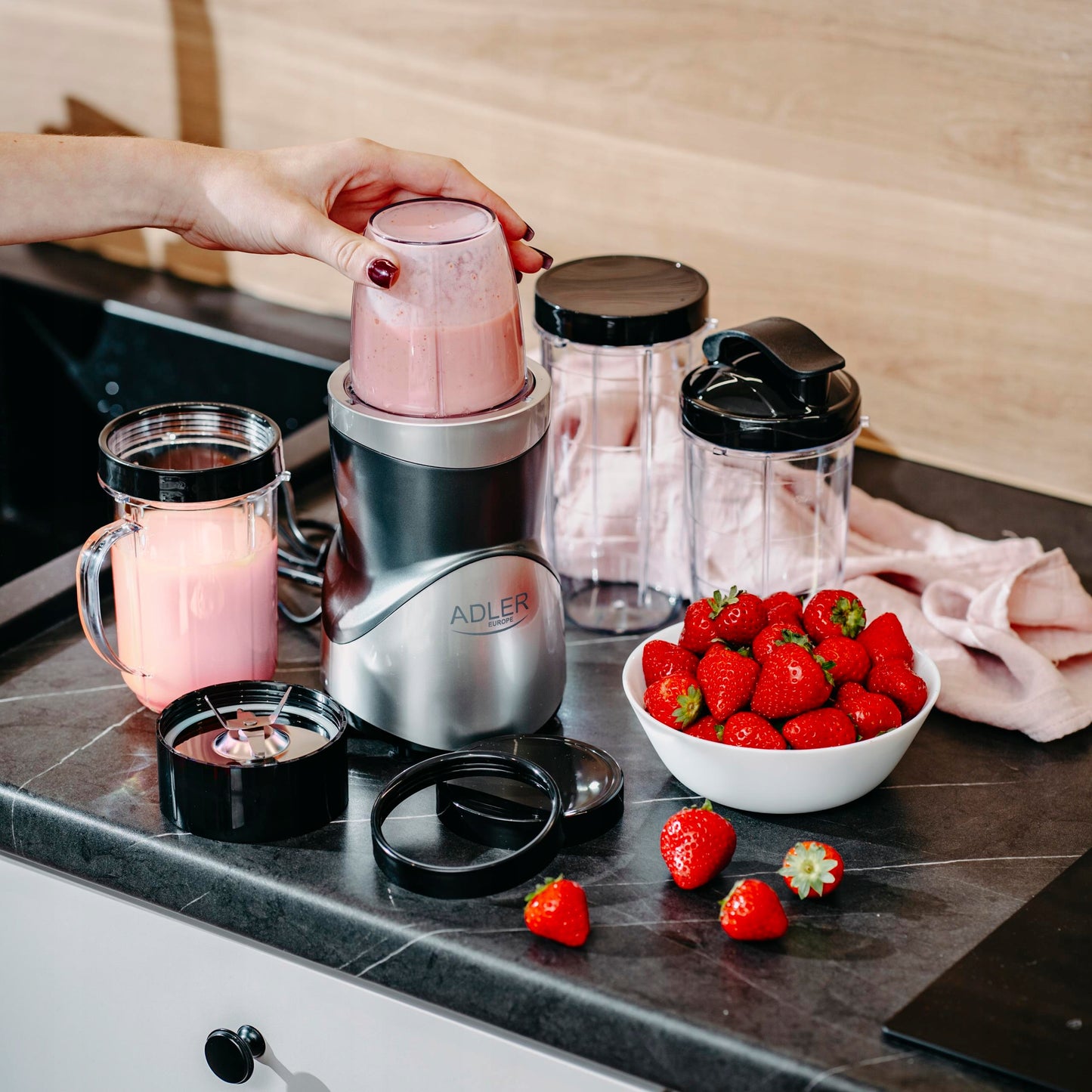 Stalo trintuvas smoothie kokteiliams 1200W + 4 buteliukai/puodeliai