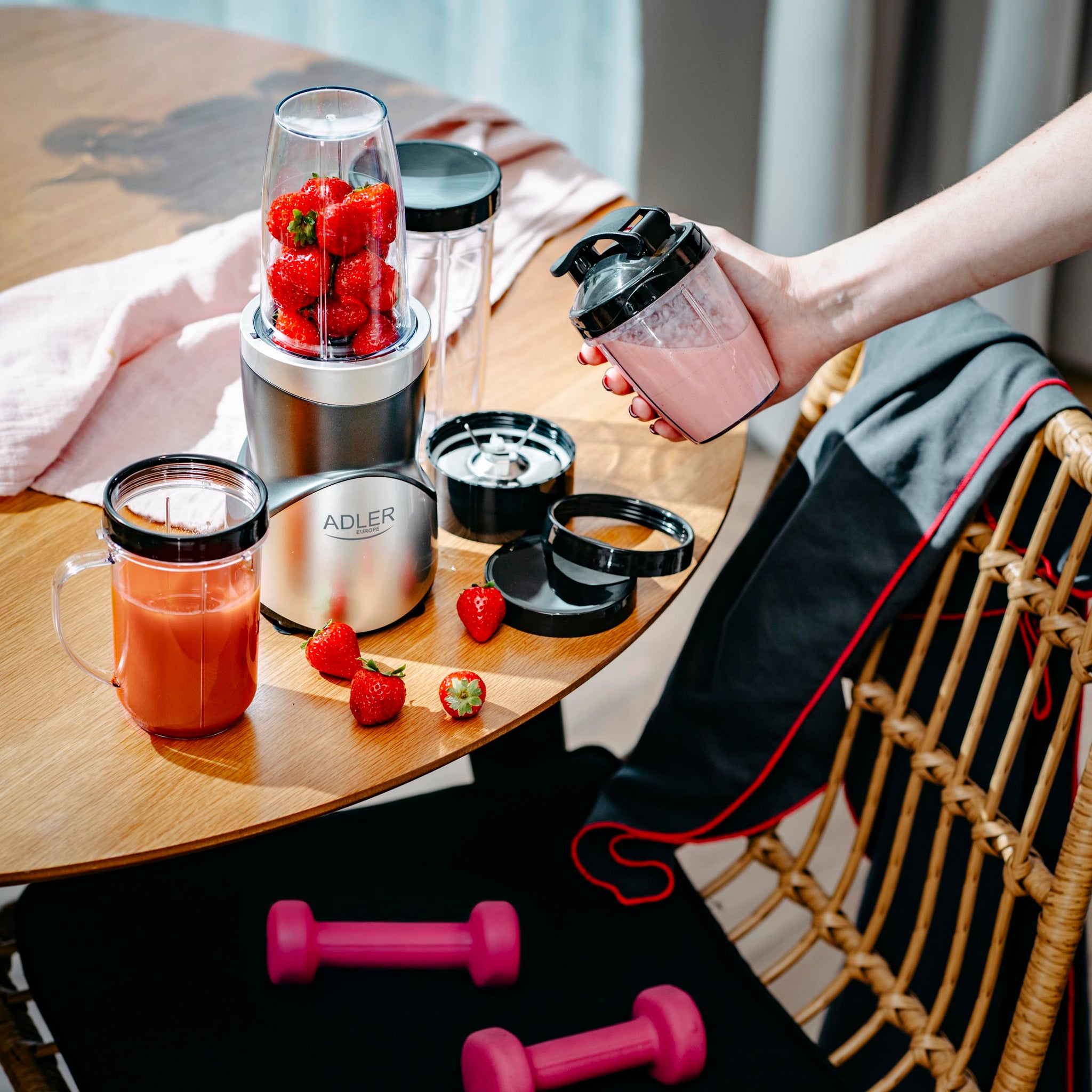 Stalo trintuvas smoothie kokteiliams 1200W + 4 buteliukai/puodeliai