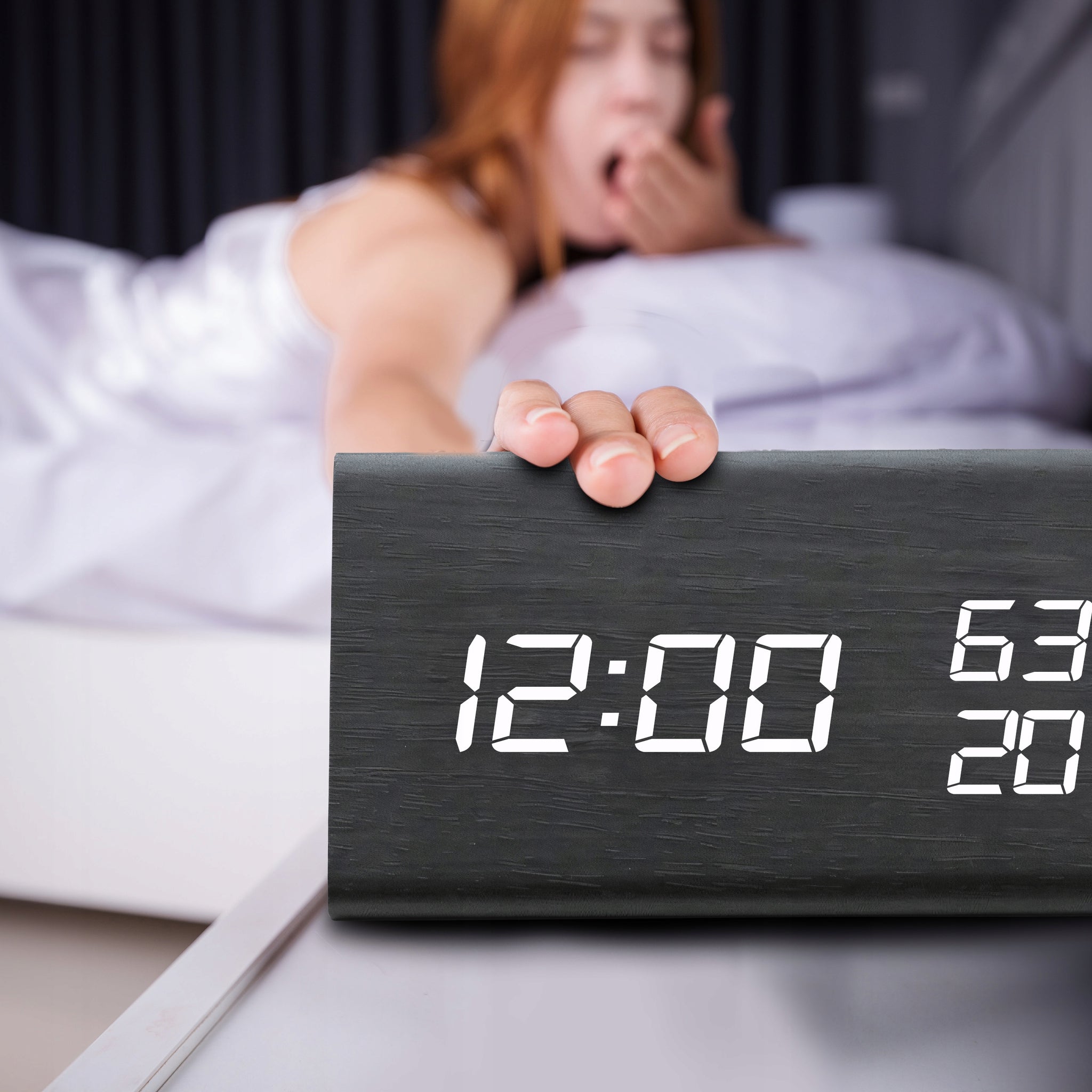 ELEKTRONINIS ŽADINTUVAS TERMOMETRAS SIGNALIZACIJA SKAITMENINIS STOVASIS LAIKRODIS TYLUS