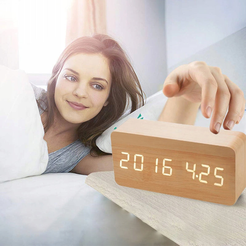 Elektroninis žadintuvas su medžio imitacija, laikrodis, termometras, data RETOO