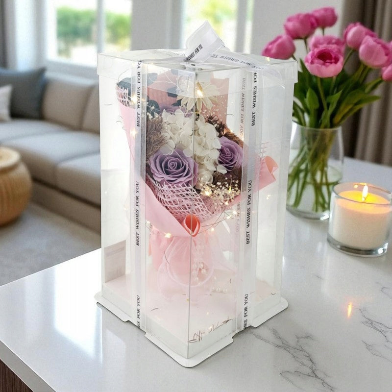 KVAPNIŲ MUILINIŲ GĖLIŲ PUOKŠTĖ PAPUOŠTOJE DĖŽUTĖJE ŠVIEČIANTI