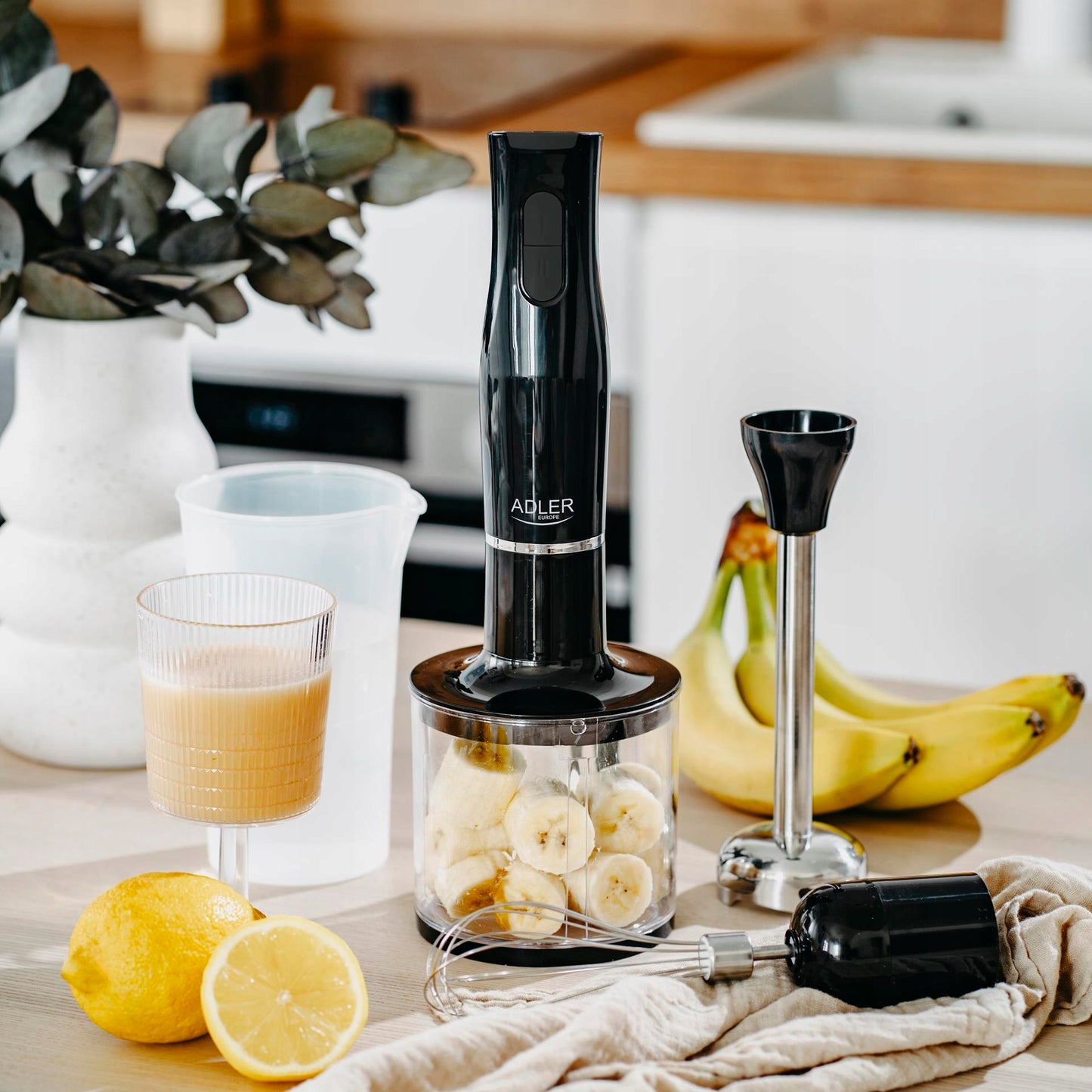 Rankinis daugiafunkcis trintuvas su plieniniais ašmenimis, šluotele ir smulkintuvu