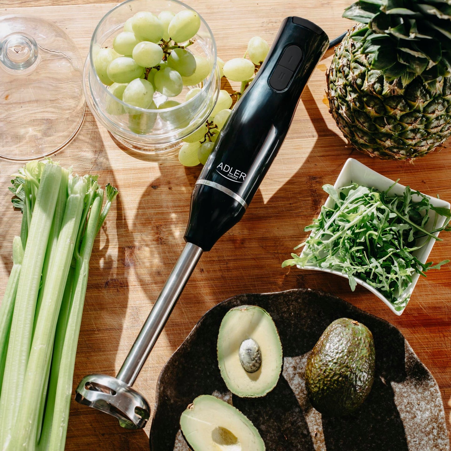 Rankinis daugiafunkcis trintuvas su plieniniais ašmenimis, šluotele ir smulkintuvu