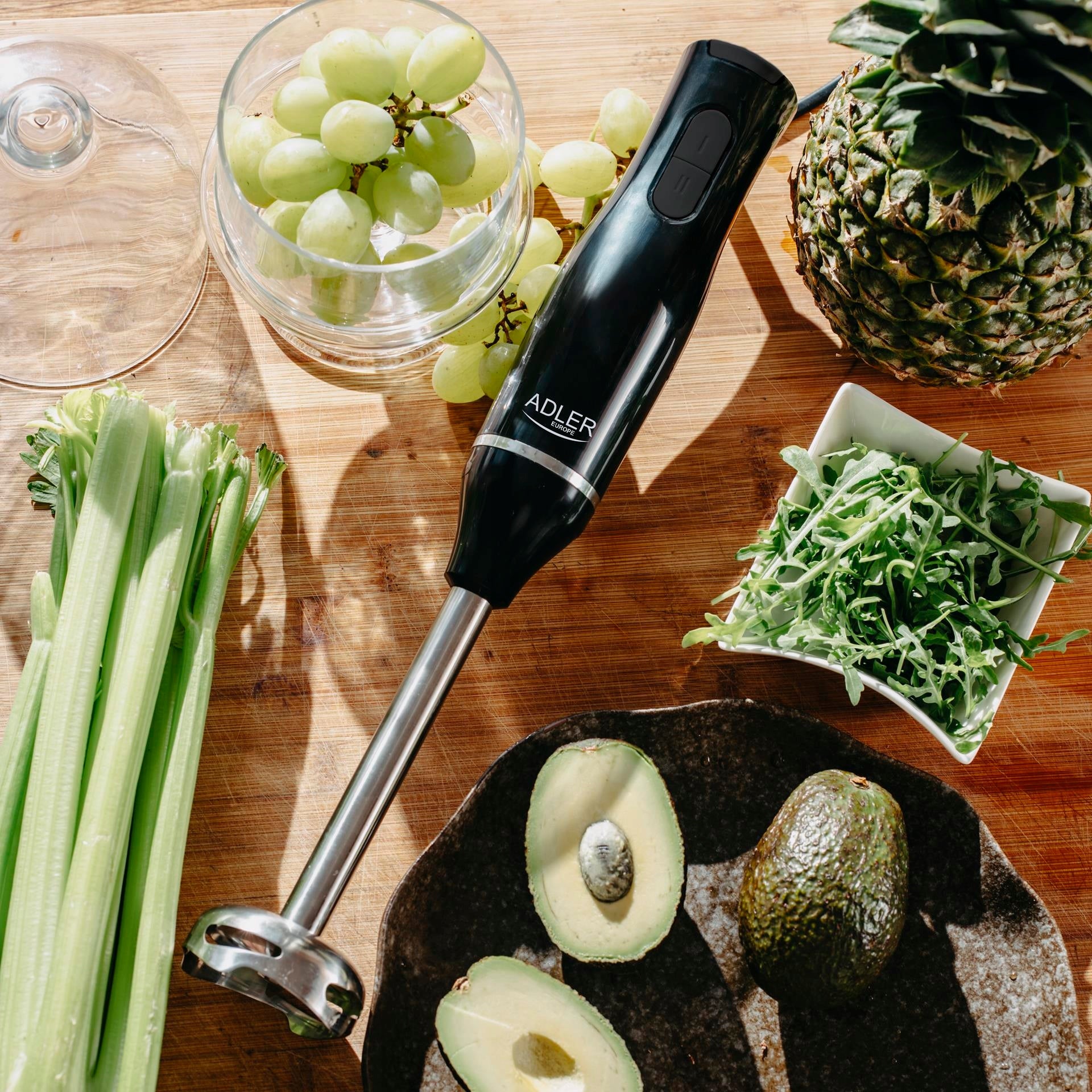 Rankinis daugiafunkcis trintuvas su plieniniais ašmenimis, šluotele ir smulkintuvu