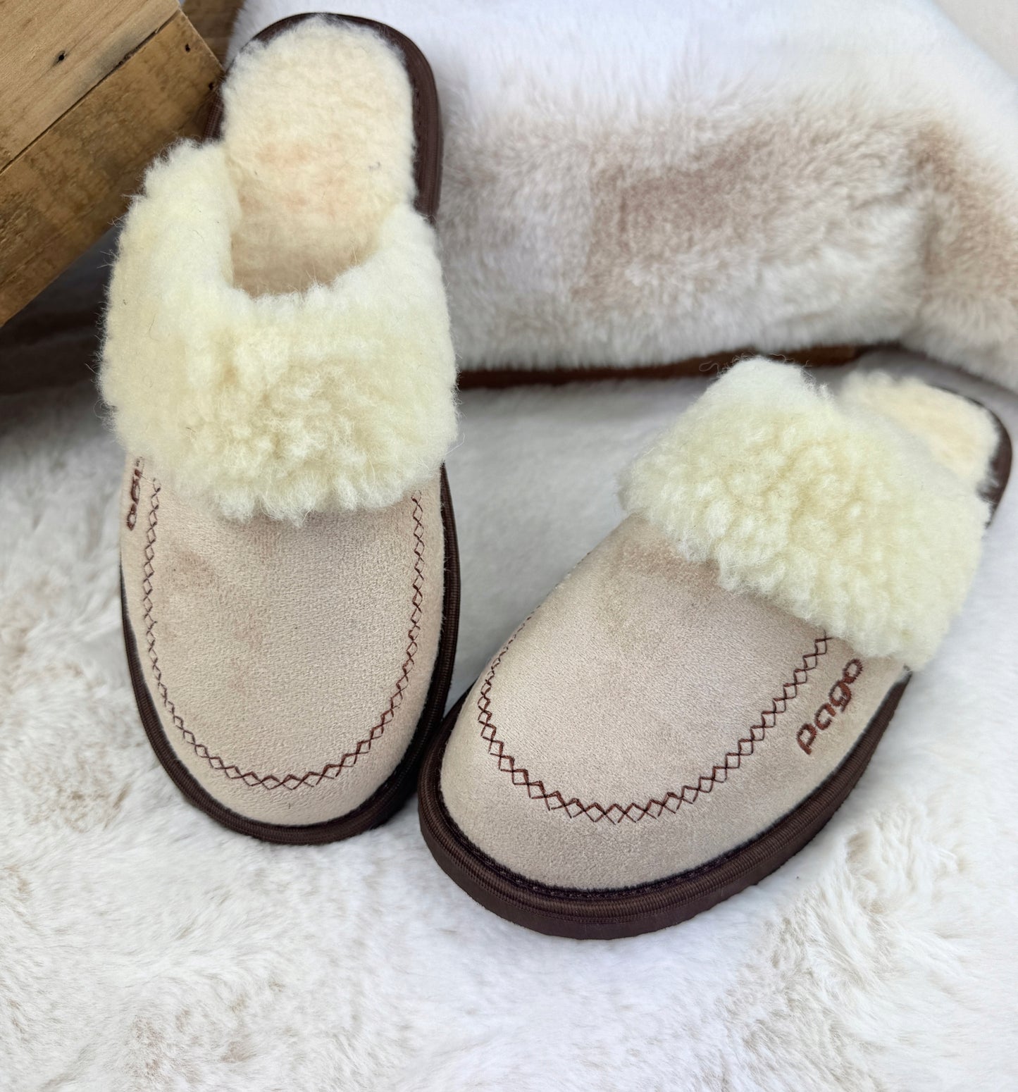 Šiltos moteriškos šlepetės iš natūralios merino vilnos, naminės šlepetės "Pago"