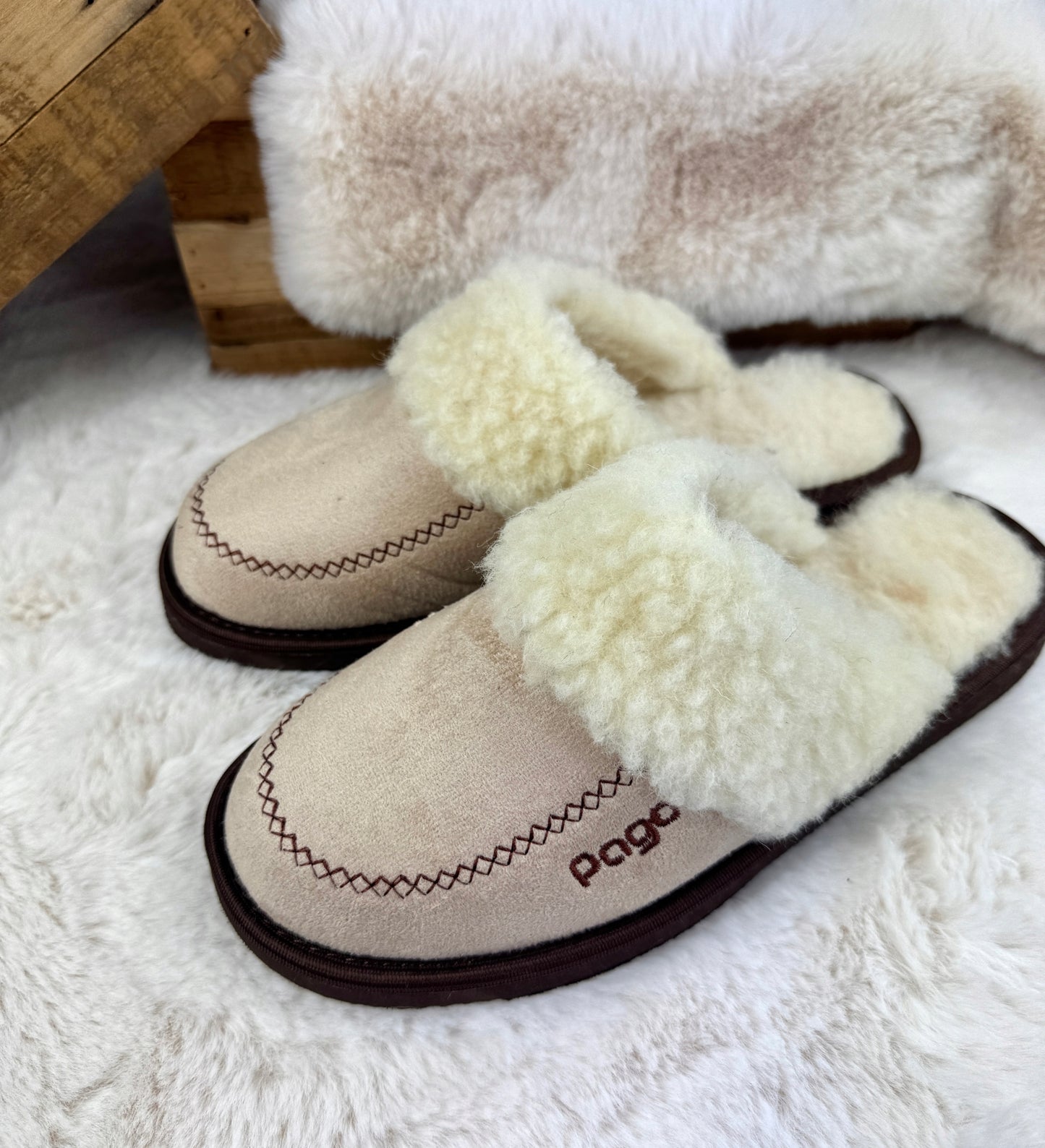 Šiltos moteriškos šlepetės iš natūralios merino vilnos, naminės šlepetės "Pago"