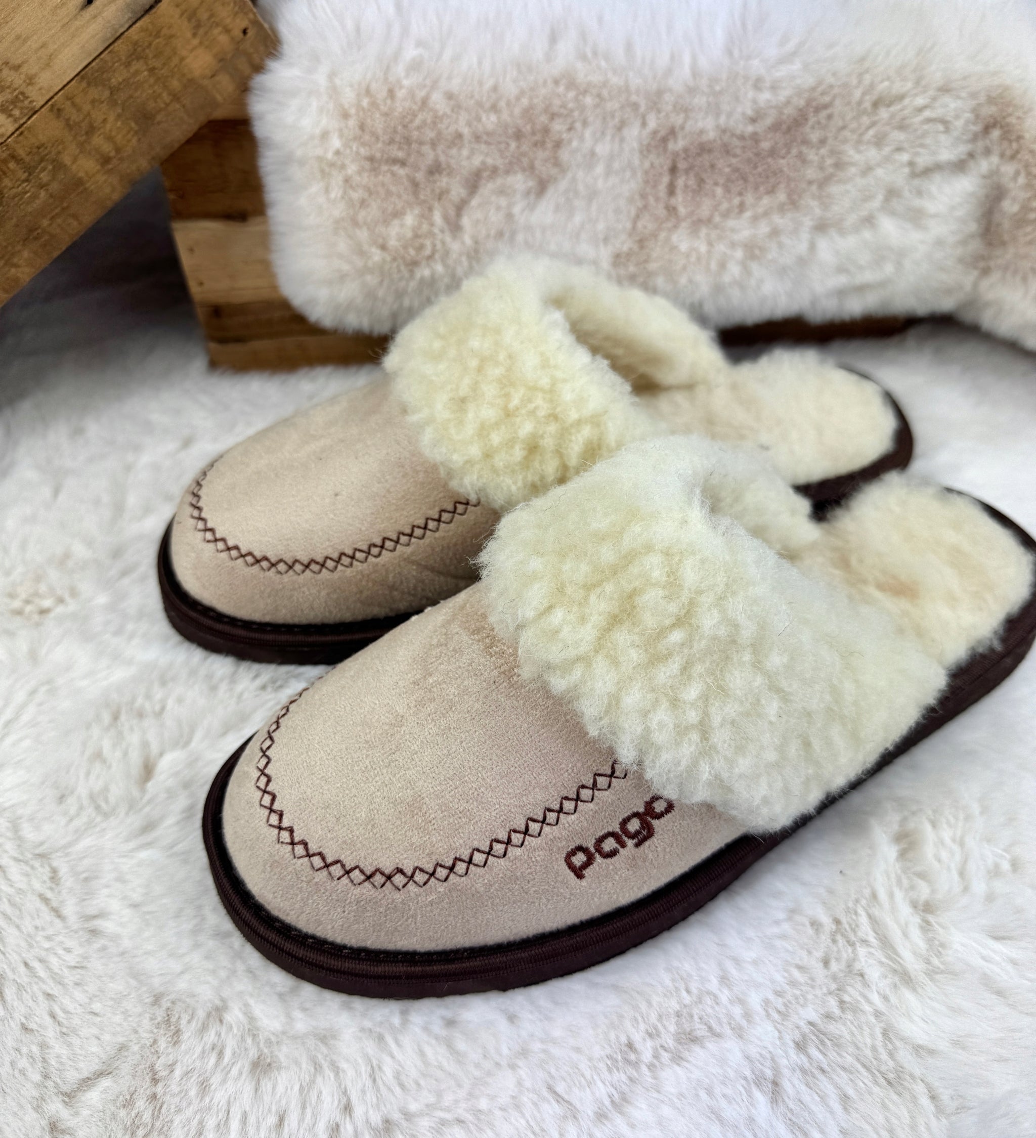 Šiltos moteriškos šlepetės iš natūralios merino vilnos, naminės šlepetės "Pago"