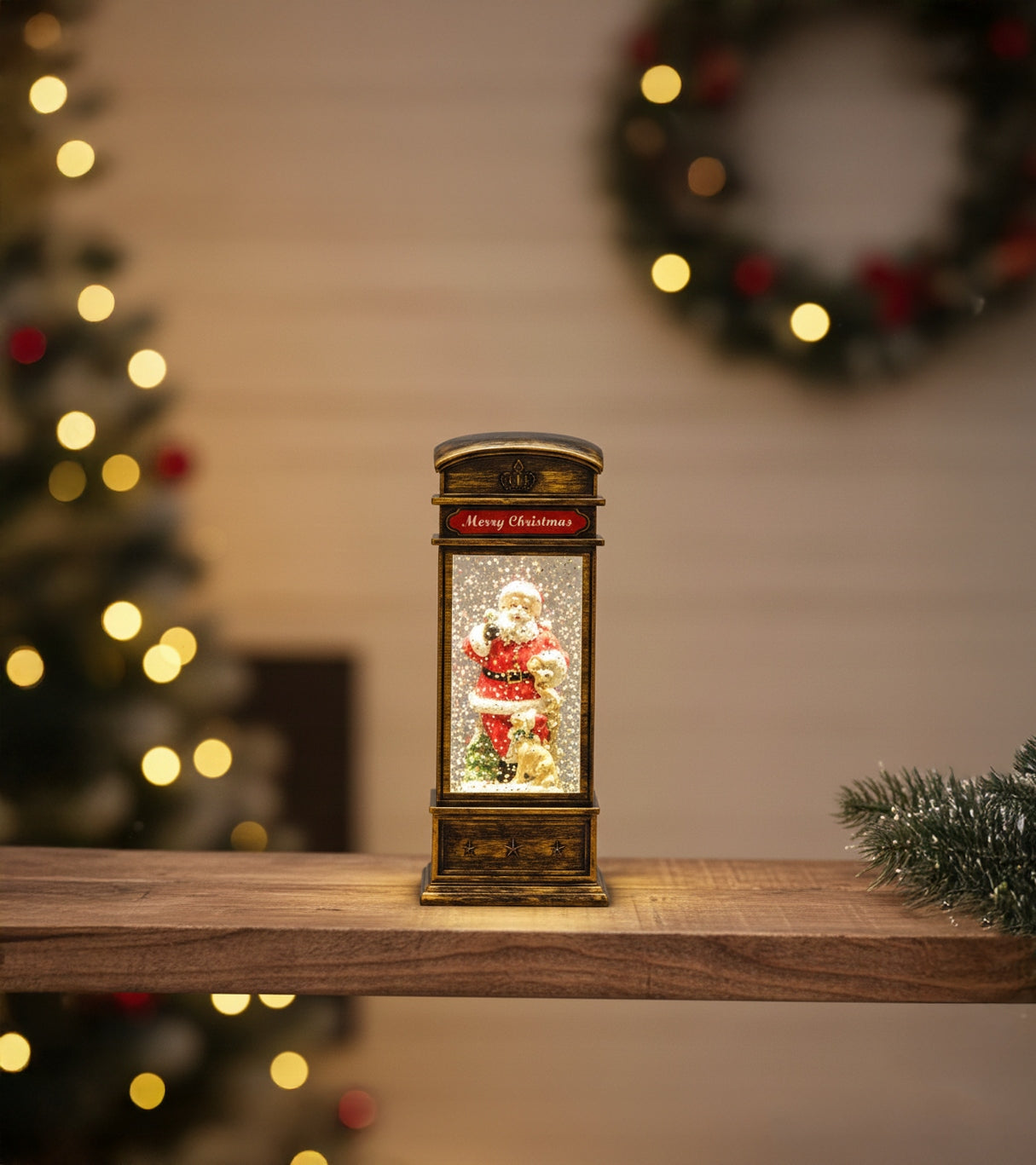 Kalėdinė dekoracija - telefono būdelė su Kalėdų seneliu, dovanomis ir krentančiu sniegu
