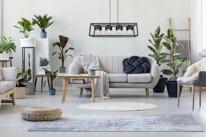 Dekoratyvinė pakabinama lempa su reguliuojamu pakreipimo kampu, skirta svetainei ROMA juoda