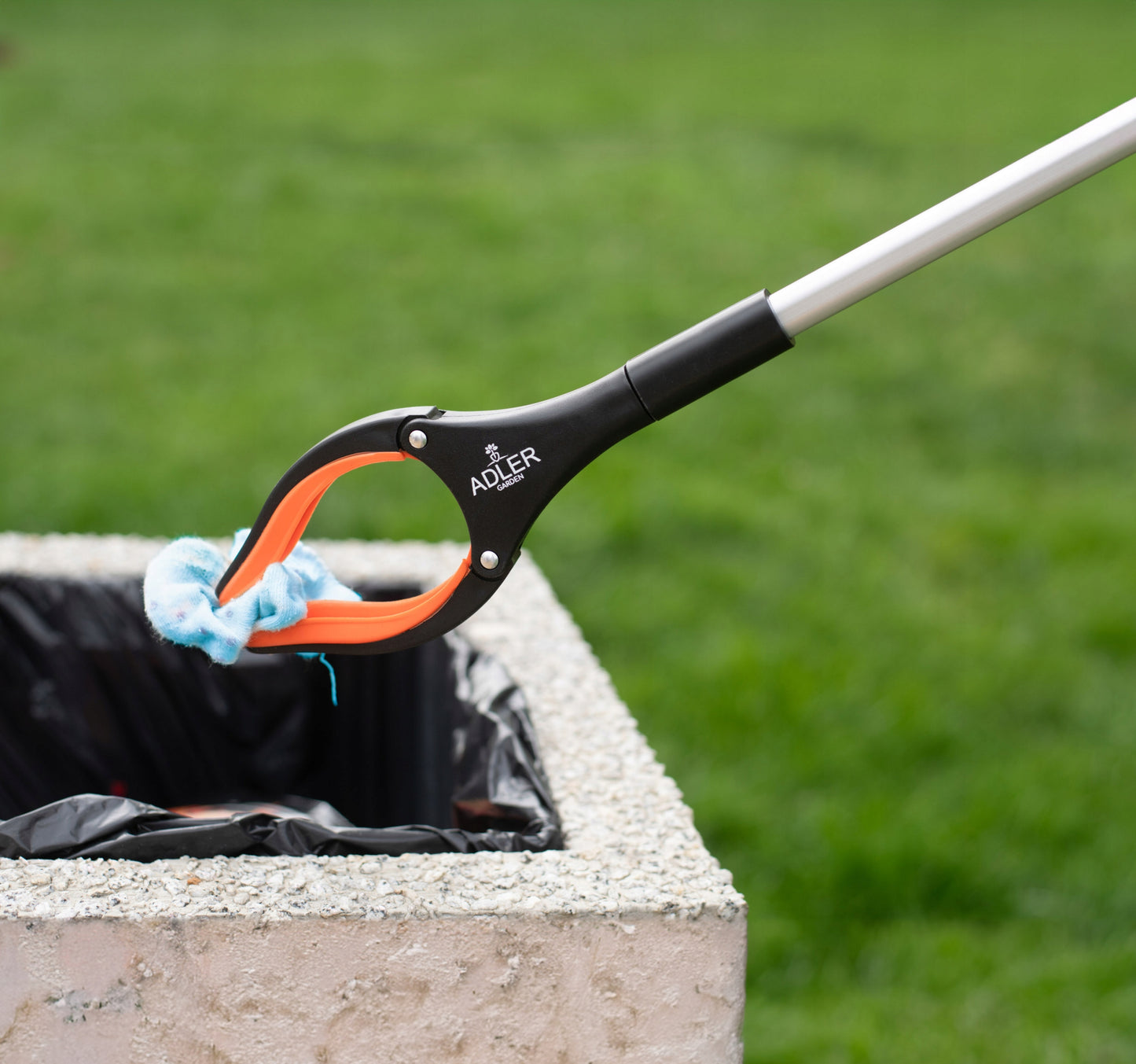 Ilga sulankstoma ranka surinkimui ir paemimui šiukšlių, lapų, žaislų
