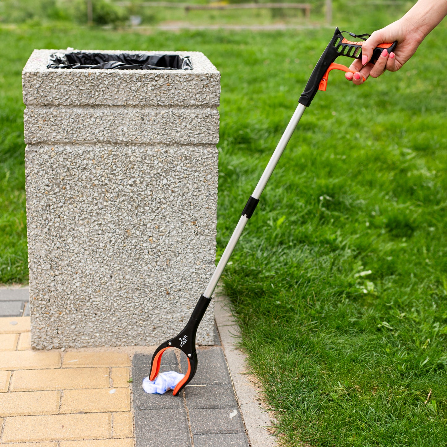 Ilga sulankstoma ranka surinkimui ir paemimui šiukšlių, lapų, žaislų