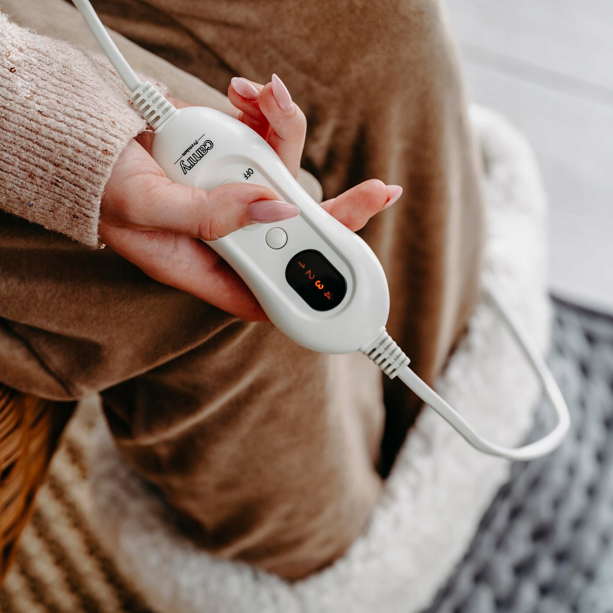 Elektrinis pėdų šildytuvas - "BUT ELEKTRYCZNY" (elektrinė avalynė) su nuotolinio valdymo pulteliu LCS, minkštas pliušinis šildytuvas