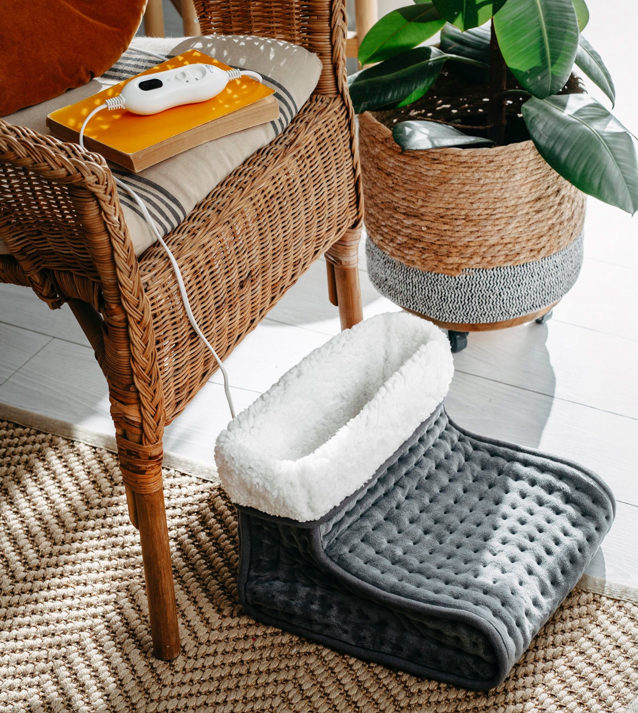 Elektrinis pėdų šildytuvas - "BUT ELEKTRYCZNY" (elektrinė avalynė) su nuotolinio valdymo pulteliu LCS, minkštas pliušinis šildytuvas