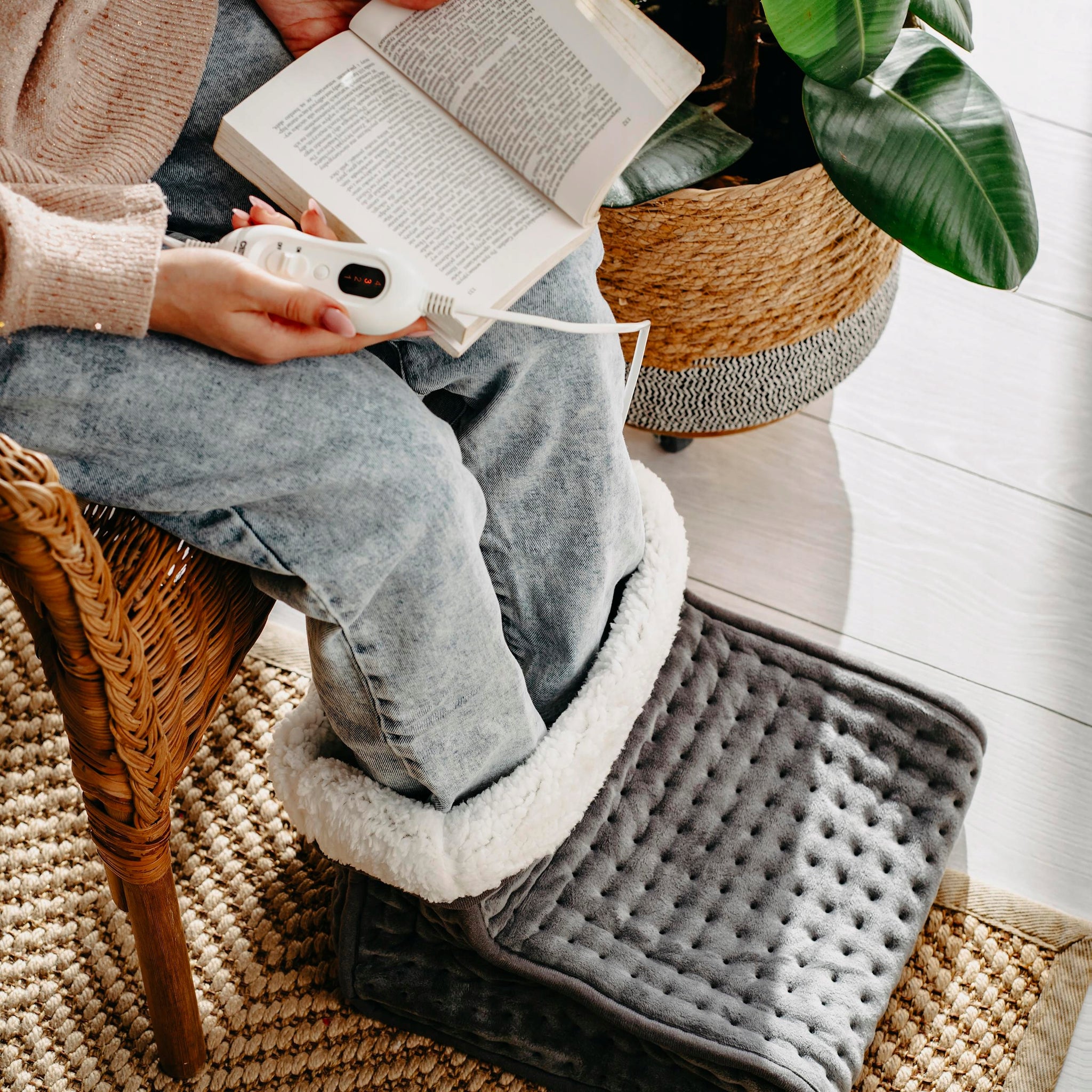 Elektrinis pėdų šildytuvas - "BUT ELEKTRYCZNY" (elektrinė avalynė) su nuotolinio valdymo pulteliu LCS, minkštas pliušinis šildytuvas