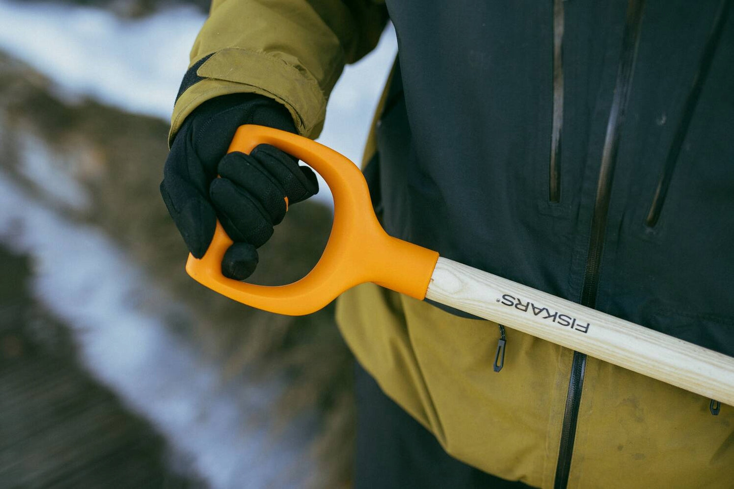 FISKARS Aliuminio lengvas sniego kastuvas grūdams, pjuvenoms, smėliui, platus, tvirtas