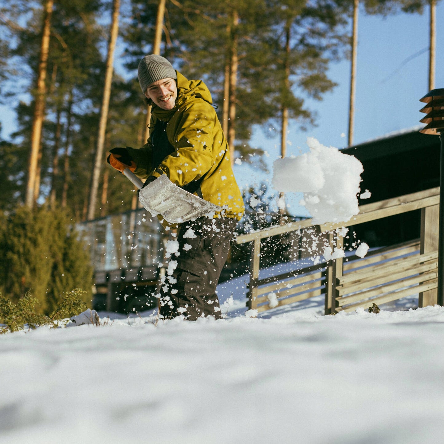 FISKARS Aliuminio lengvas sniego kastuvas grūdams, pjuvenoms, smėliui, platus, tvirtas