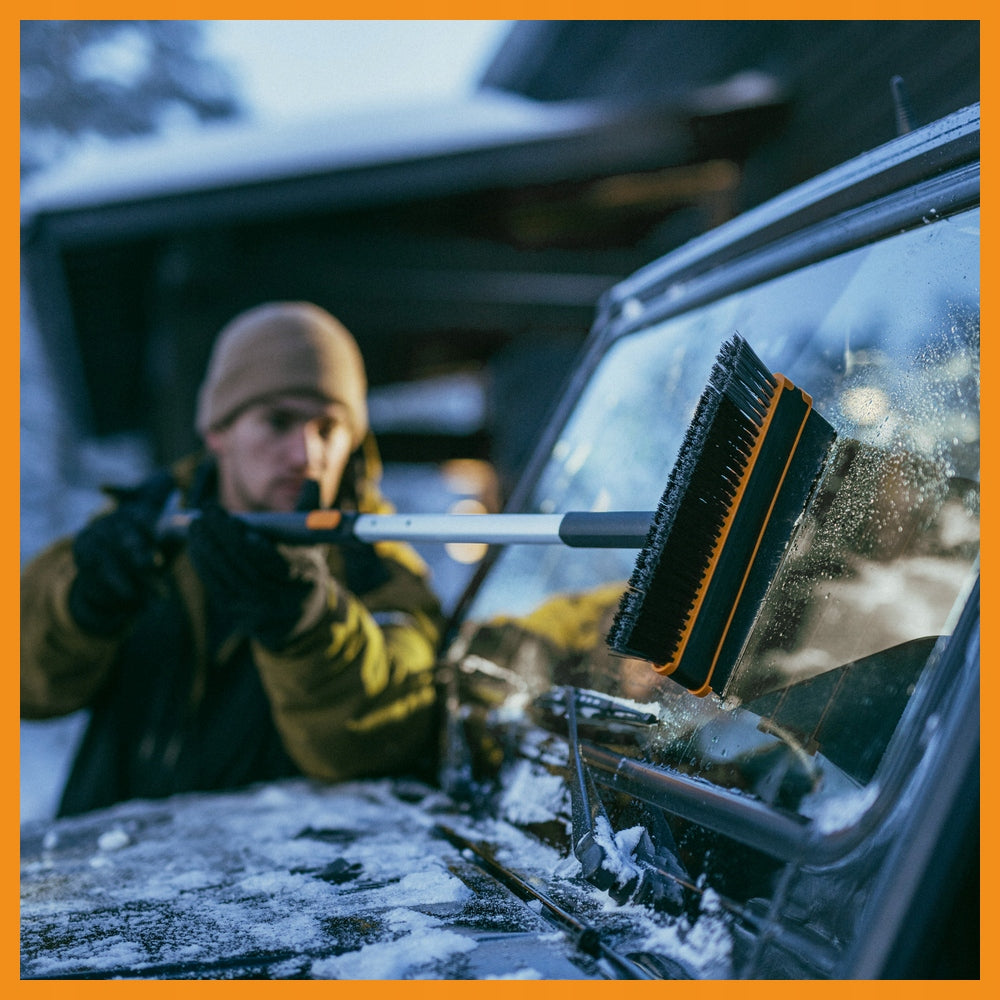 FISKARS X-SERIES teleskopinis sniego grandiklis-šepetys 96-121 cm