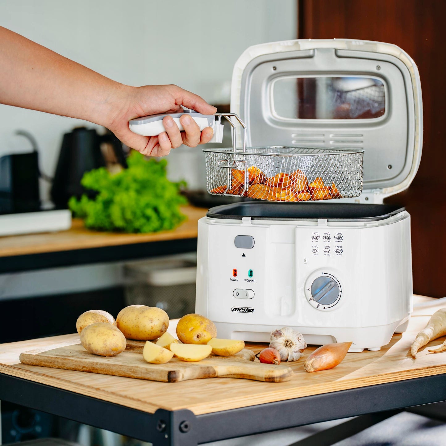 Tradicinė aliejinė gruzdintuvė 2,5 L su dangčiu 1800 W MESKO | MS4908g