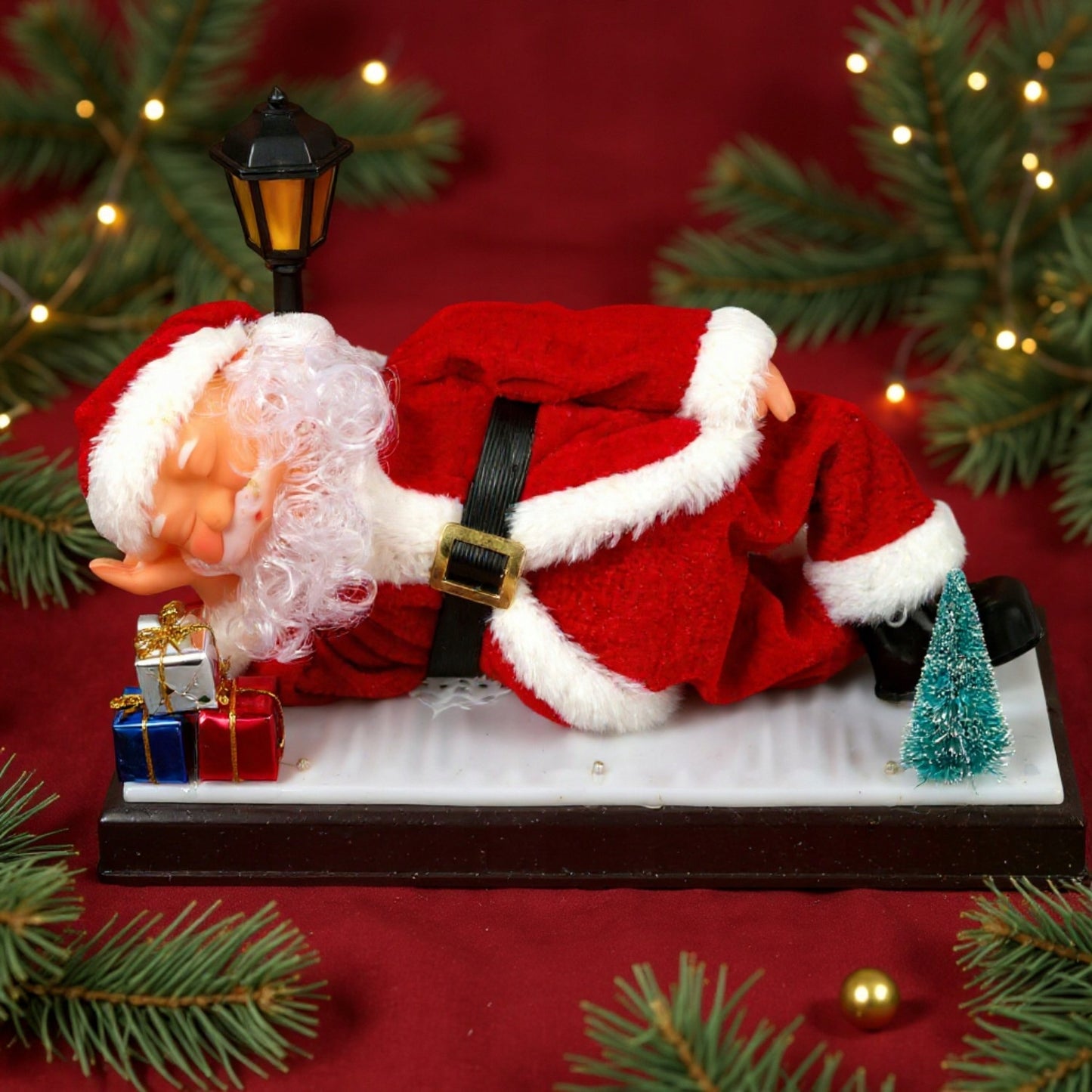 Raudona animuota Kalėdų Senelio figūrėlė su garsu ir apšvietimu