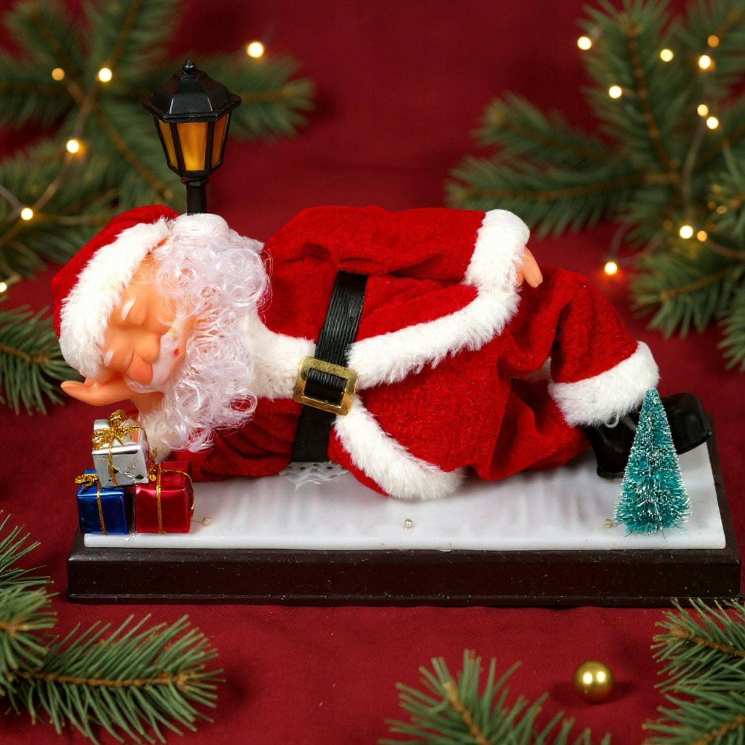 Raudona animuota Kalėdų Senelio figūrėlė su garsu ir apšvietimu