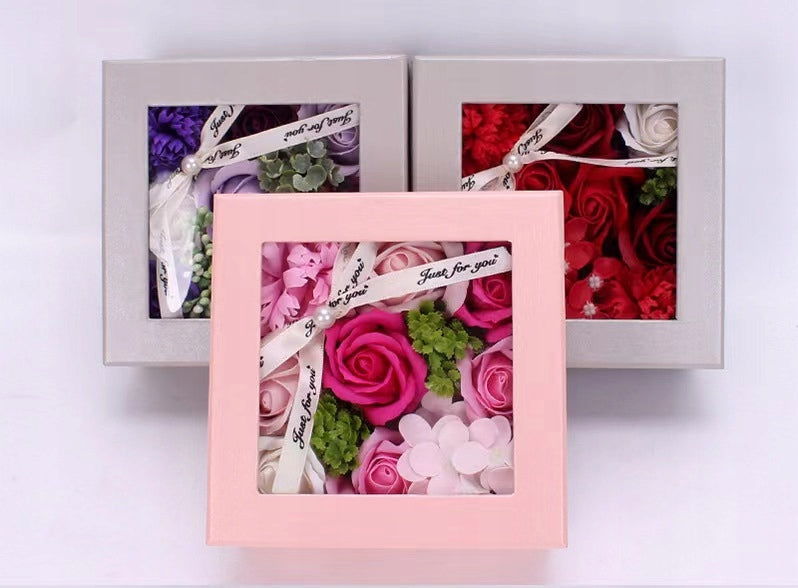 Gėlių dėžutė muilinės rožės elegantiška dovana