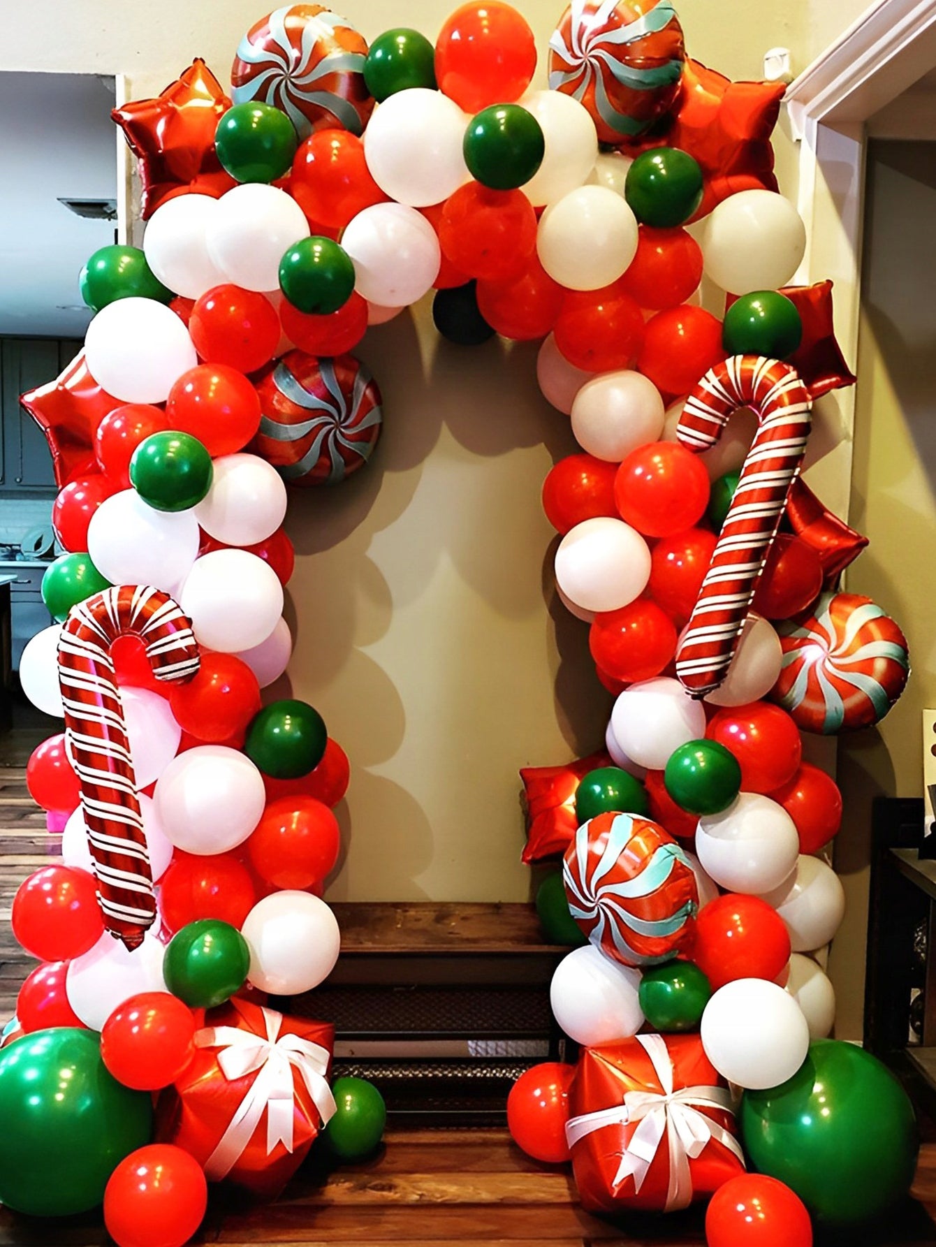 BALIONŲ GIRLIANDA KALĖDINĖS ŠVENTĖS PAPUOŠIMAS SALDAINIAI SENELIS ŠALTIS RAUDONA