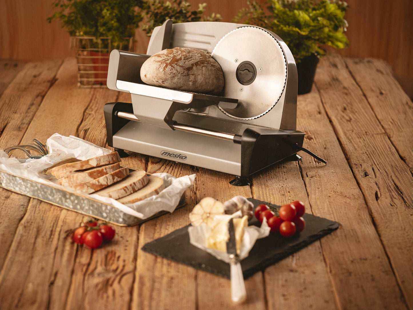 Elektrinė pjaustyklė duonai, dešroms, sūriui, daržovėms, 400W, metalinė, su reguliuojama ašmenų padėtimi