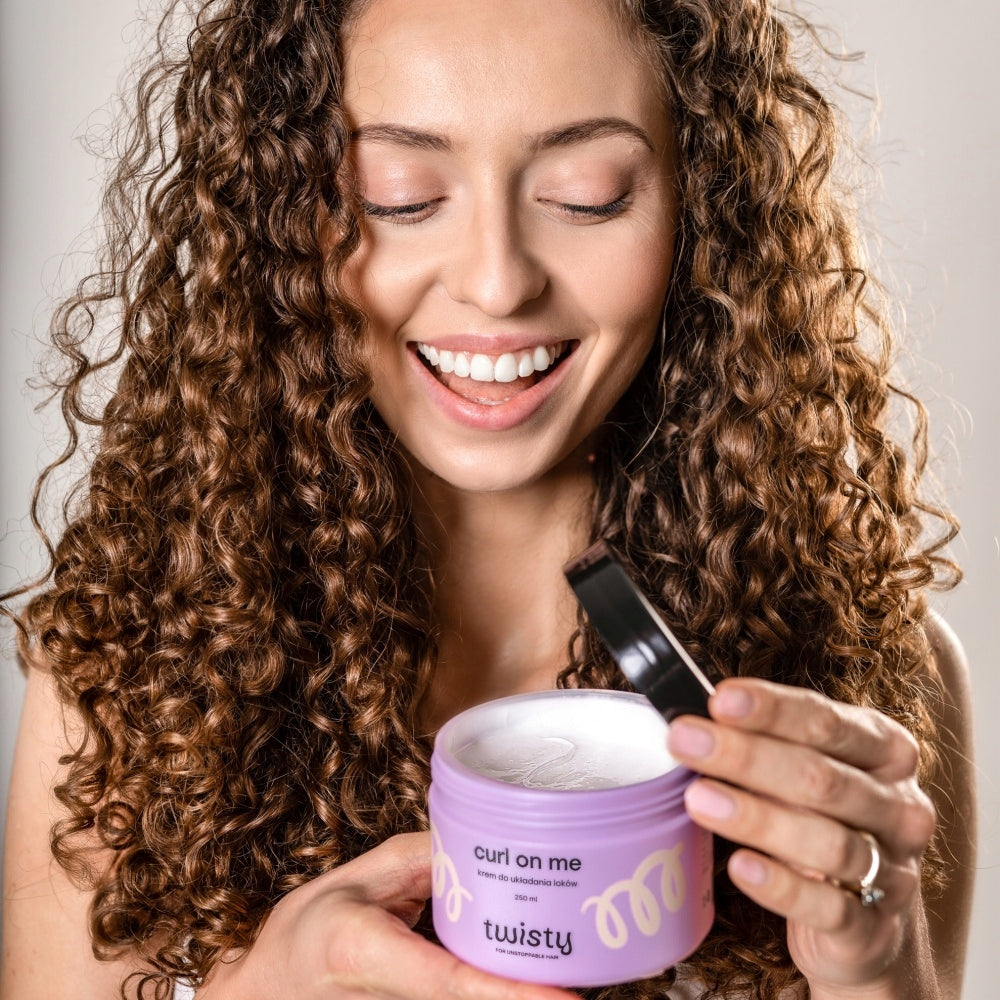 KREMAS GARBANOTIEMS PLAUKAMS formavimui STIPRINANČIOS SUKURENTŲ GARBANŲ PALEIDIMAS TWISTY