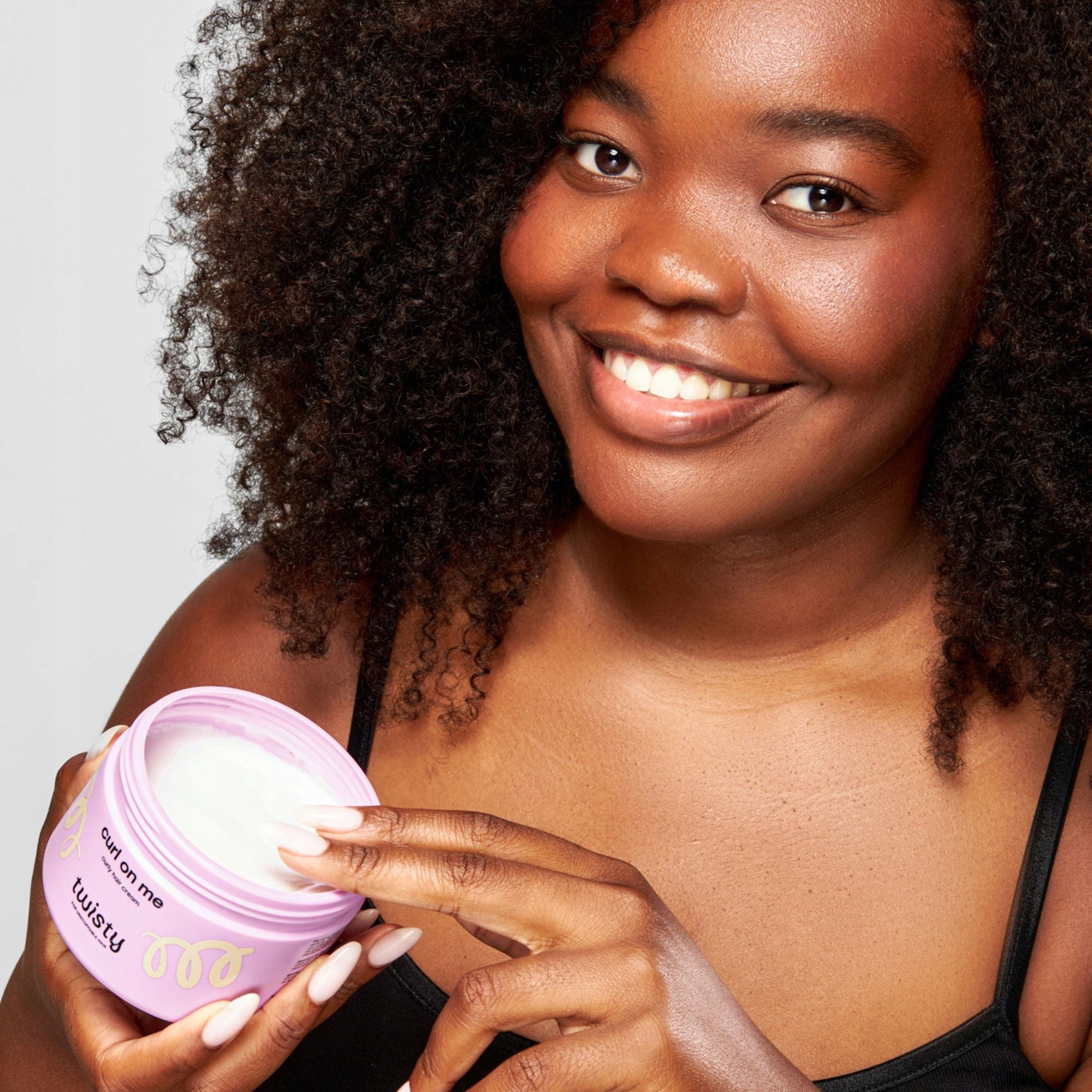 KREMAS GARBANOTIEMS PLAUKAMS formavimui STIPRINANČIOS SUKURENTŲ GARBANŲ PALEIDIMAS TWISTY