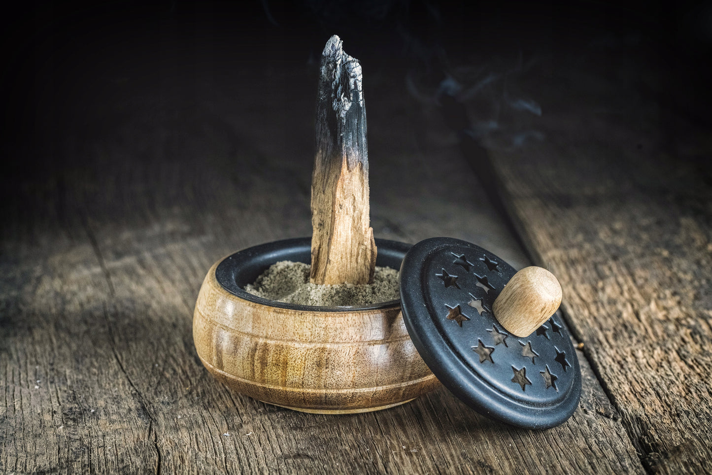 Mango medieninė smilkalinė su geležies intalu