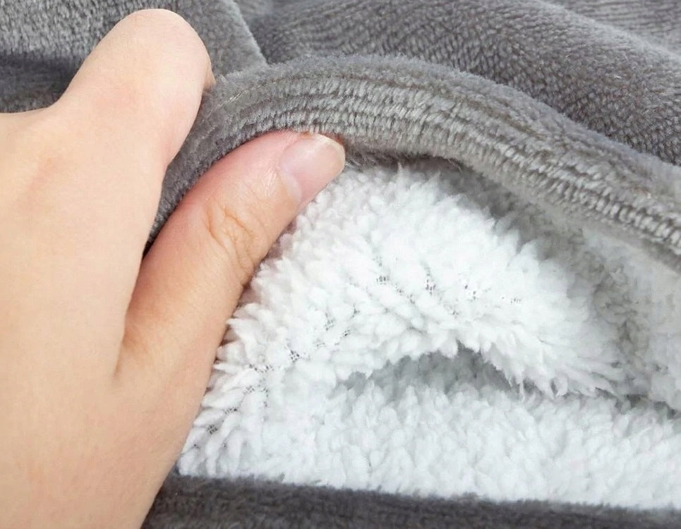 Pilkas spalvos fliso pledas su gobtuvu, universalus, minkštas, storas, didelis, oversize