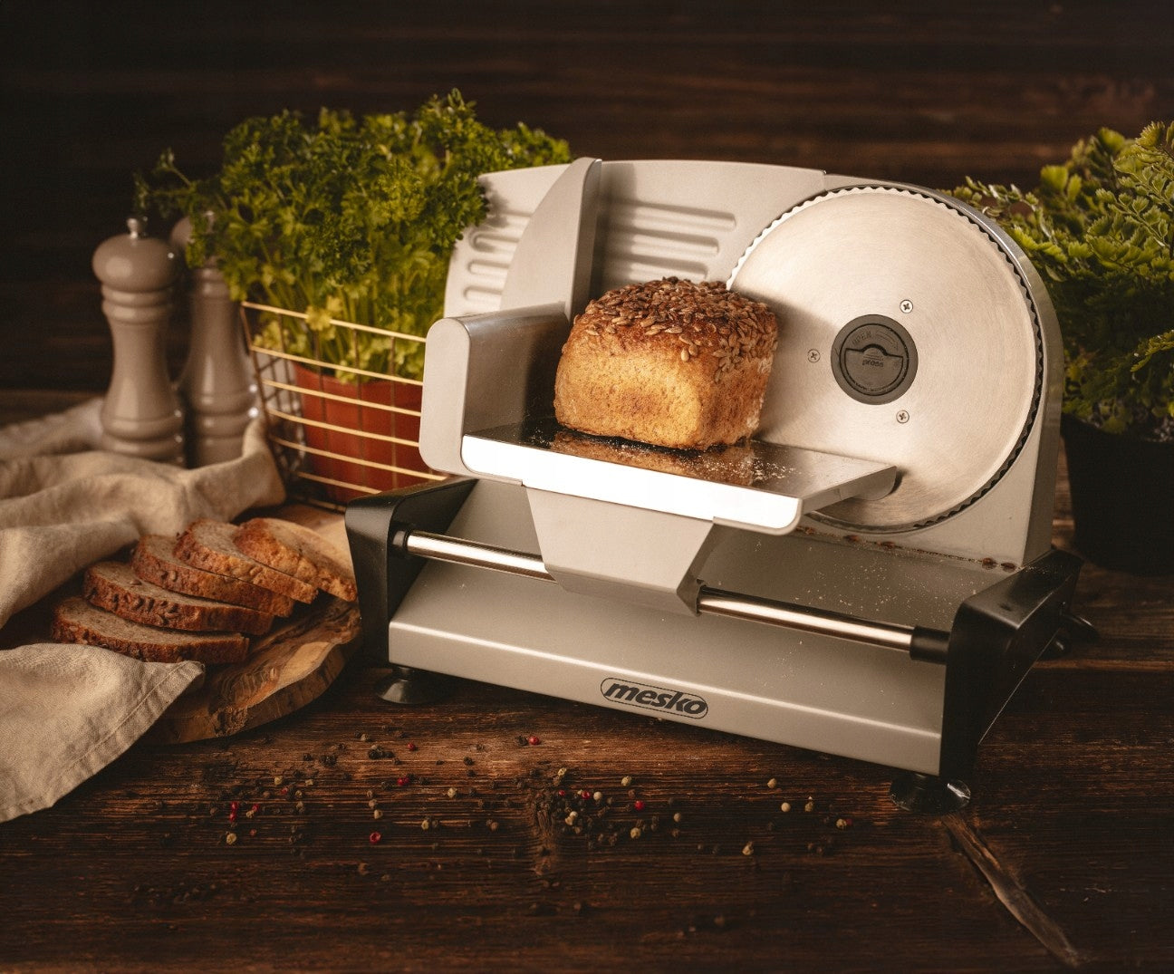 Elektrinis pjaustytuvas duonai ir mėsos gaminiams. Tolygus pjaustymo reguliavimas 0-15, 400W