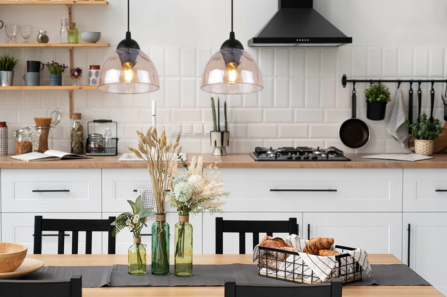 PAKABINAMAS SIENINIS ŠVIETUVAS KRIKŠTAS JUODA STIKLINĖ JUOSTA VIRŠ STALO SALOS LOFT