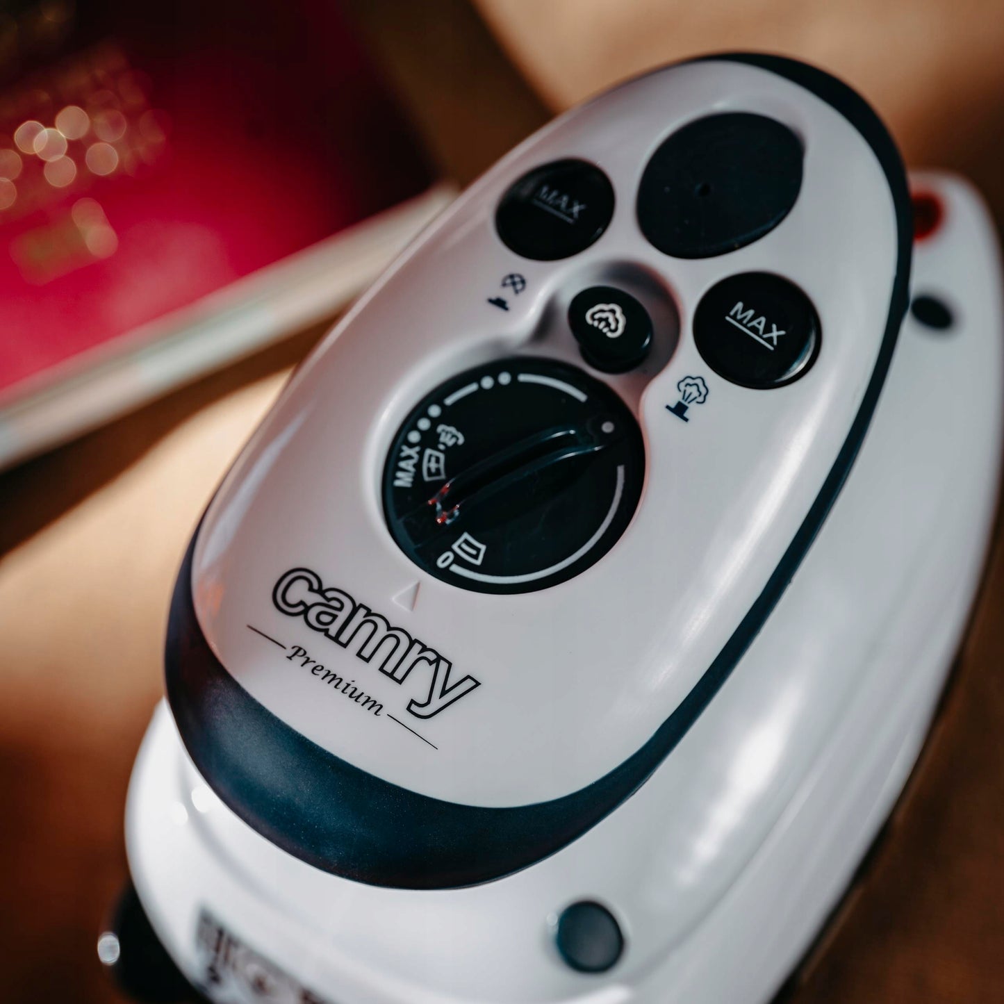 Mažas kelioninis lygintuvas su GARŲ funkcija, dvigubas maitinimas, temperatūros reguliavimas