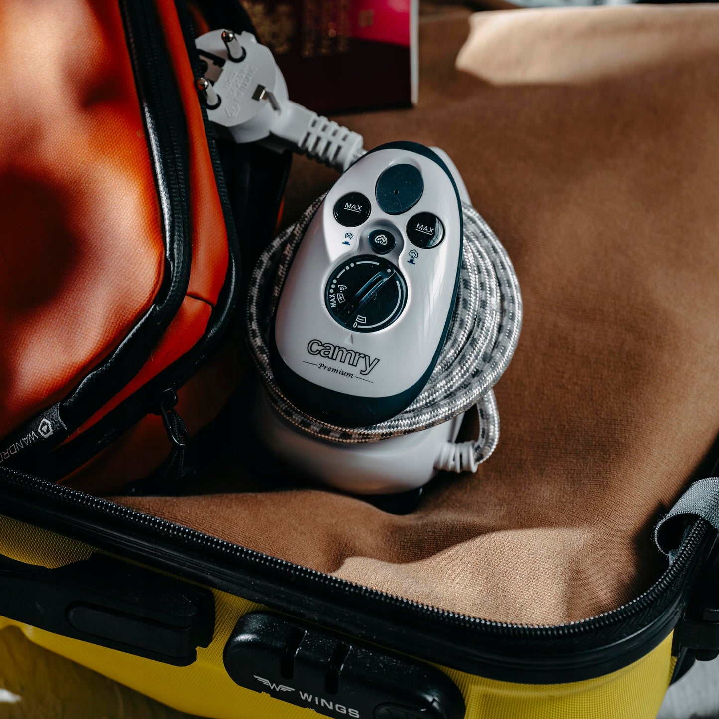 Mažas kelioninis lygintuvas su GARŲ funkcija, dvigubas maitinimas, temperatūros reguliavimas