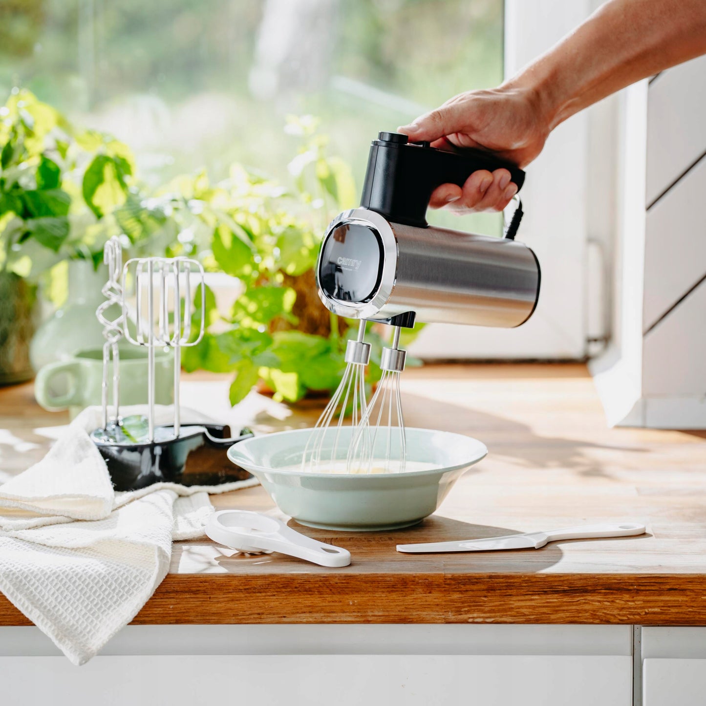 Galingas virtuvinis rankinis maišytuvas 900W, 5 greičių, su 6 antgaliais, švelnus paleidimas