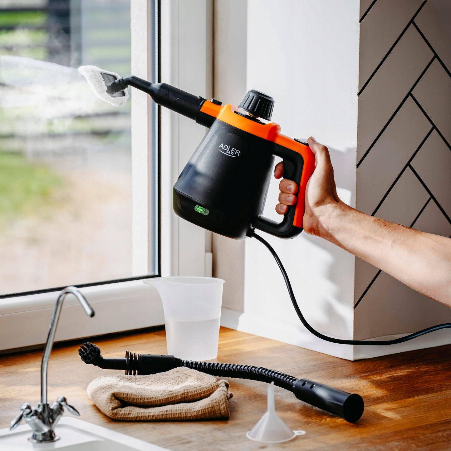 Garų valytuvas su prailginimu ir priedų rinkiniu Adler AD7038 BO