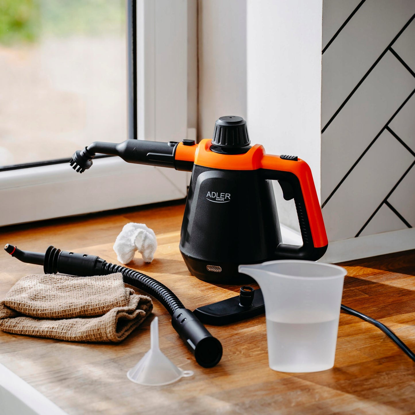 Garų valytuvas su prailginimu ir priedų rinkiniu Adler AD7038 BO