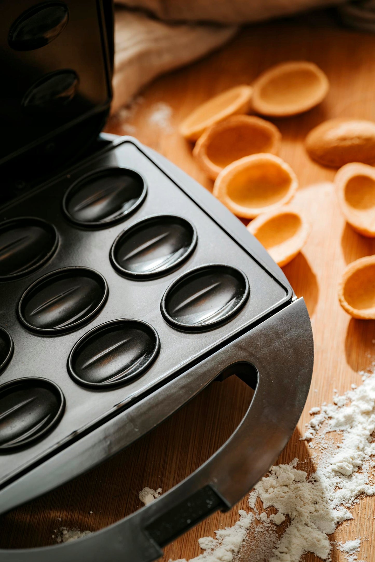 Kepimo aparatas "Riešutėliai" 12 vnt. formai, 1200W, neprideganti danga