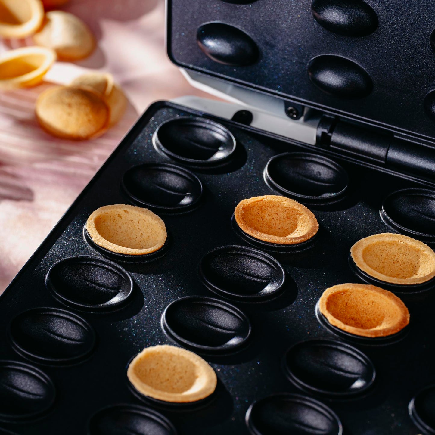 Kepimo aparatas forminiams sausainiams (riešutams), forma 24 vnt., Non-stick danga, 1600W, Receptai