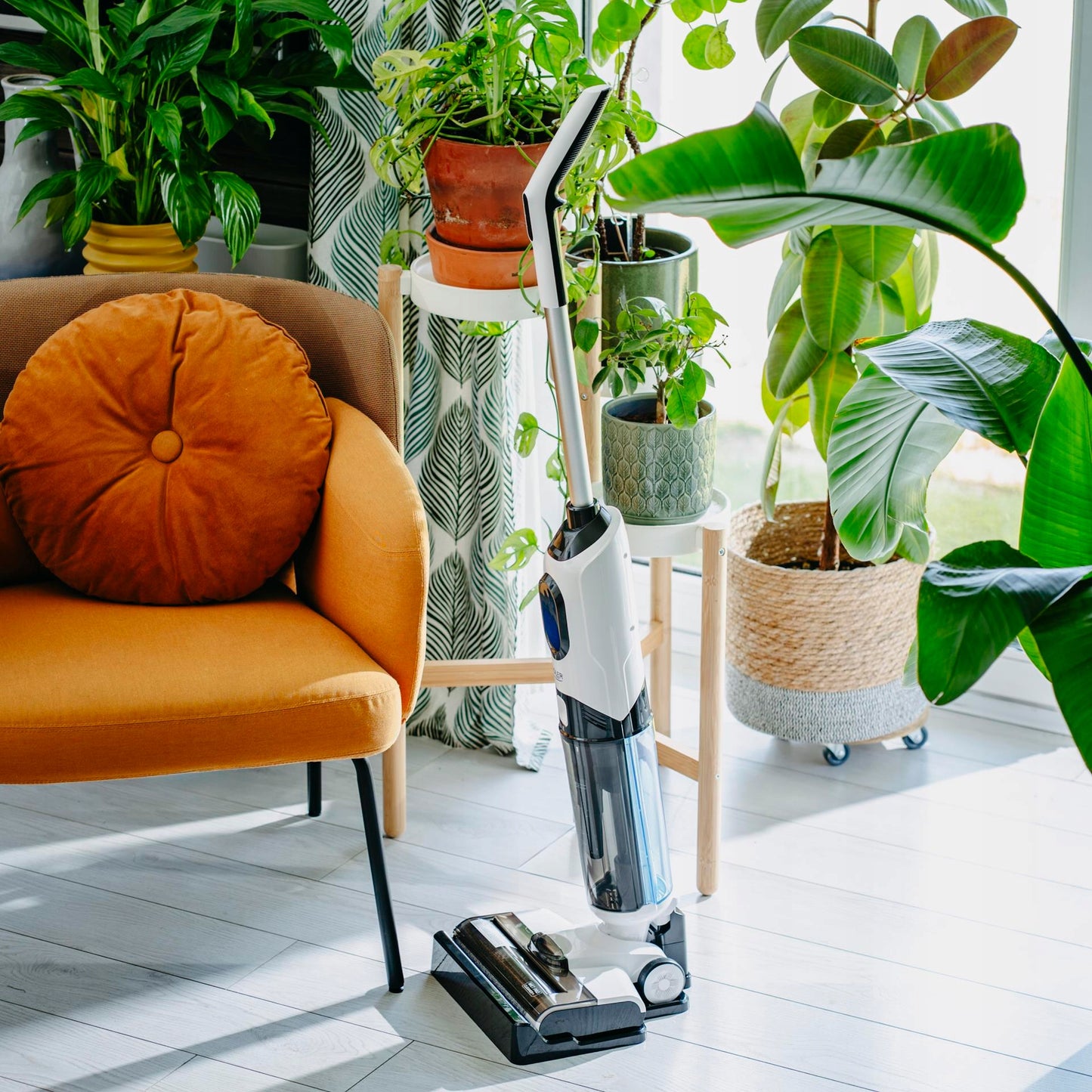 Belaidis dulkių siurblys, šluojantis, sausam ir šlapiam valymui, savaime išsivalantis