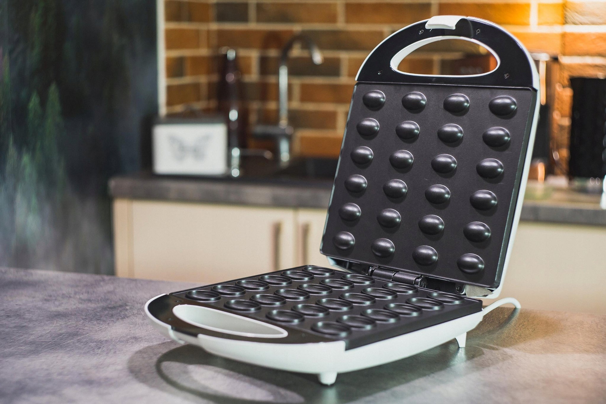 Elektrinis riešutėlių ir sausainėlių kepimo aparatas, virtuvės smulkūs buitiniai prietaisai, 24 vnt.