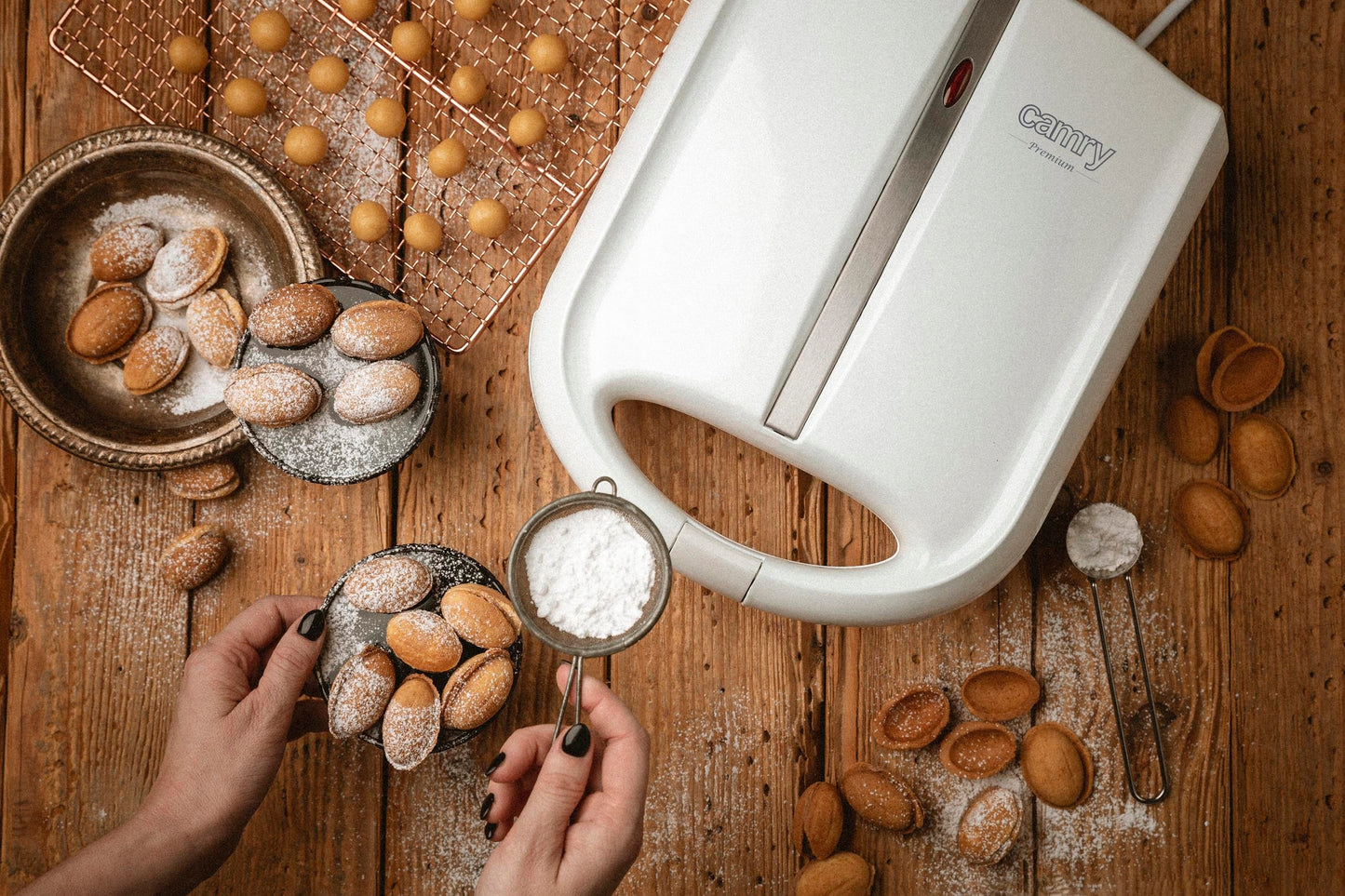 Elektrinis riešutėlių ir sausainėlių kepimo aparatas, virtuvės smulkūs buitiniai prietaisai, 24 vnt.